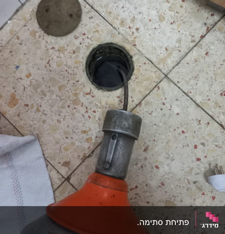 כלי עבודה לפתיחת סתימות בצנרת על רצפה